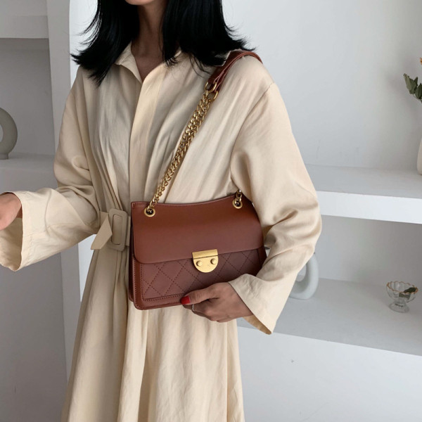 Geanta de dama eleganta din piele ecologica cu inchidere metalica