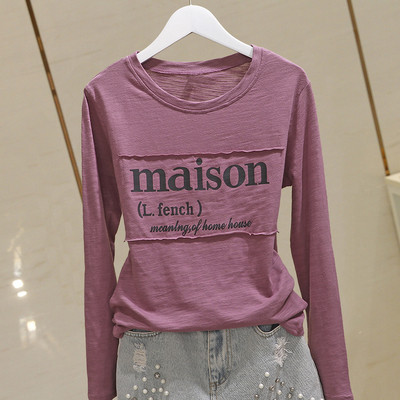 Laisva moteriška pavasarinė palaidinė su apvalia iškirpte ir užrašu