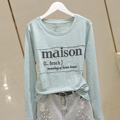 Laisva moteriška pavasarinė palaidinė su apvalia iškirpte ir užrašu