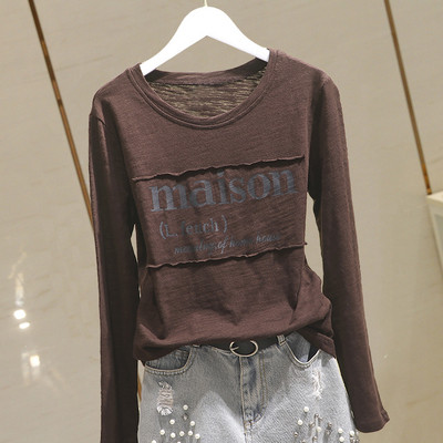 Laisva moteriška pavasarinė palaidinė su apvalia iškirpte ir užrašu