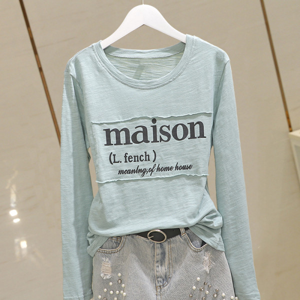 Laisva moteriška pavasarinė palaidinė su apvalia iškirpte ir užrašu