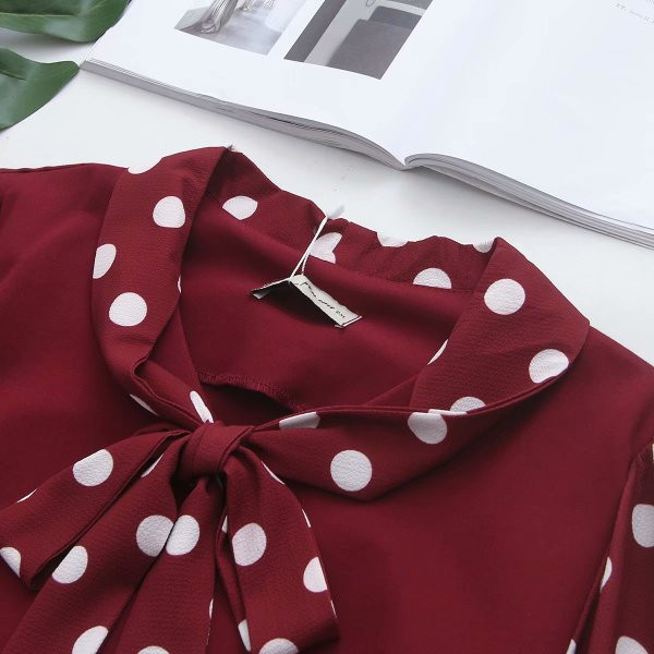 Moderna sieviešu kleita ar garām piedurknēm un saitēm