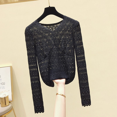 Moteriška nėriniuota palaidinė V formos iškirpte ir ilgomis rankovėmis