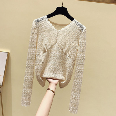 Moteriška nėriniuota palaidinė V formos iškirpte ir ilgomis rankovėmis