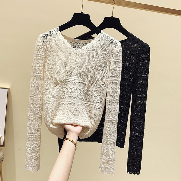 Moteriška nėriniuota palaidinė V formos iškirpte ir ilgomis rankovėmis