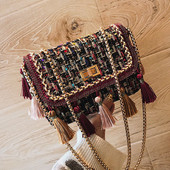 Moderna sieviešu soma ar garu metāla rokturi un pušķiem