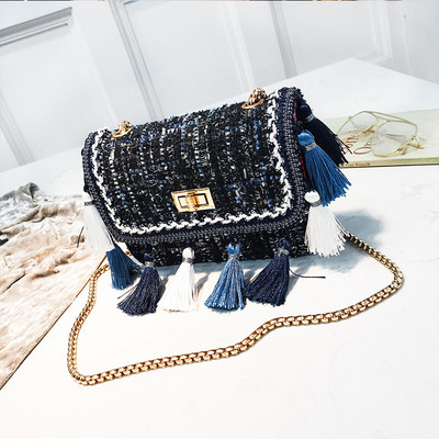 Moderna sieviešu soma ar garu metāla rokturi un pušķiem