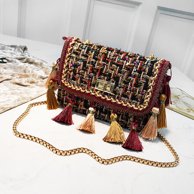 Moderna sieviešu soma ar garu metāla rokturi un pušķiem