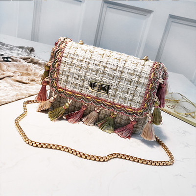 Moderna sieviešu soma ar garu metāla rokturi un pušķiem