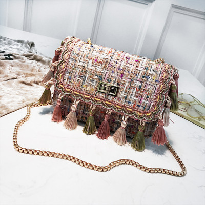 Moderna sieviešu soma ar garu metāla rokturi un pušķiem