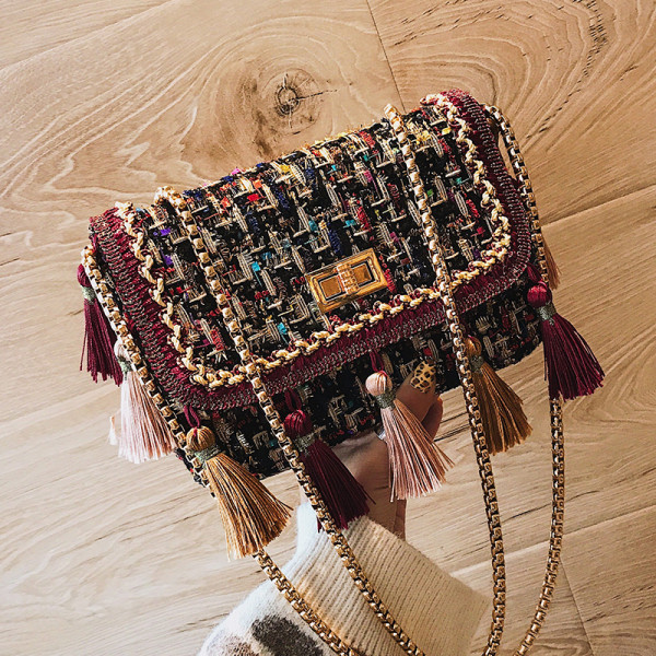 Moderna sieviešu soma ar garu metāla rokturi un pušķiem