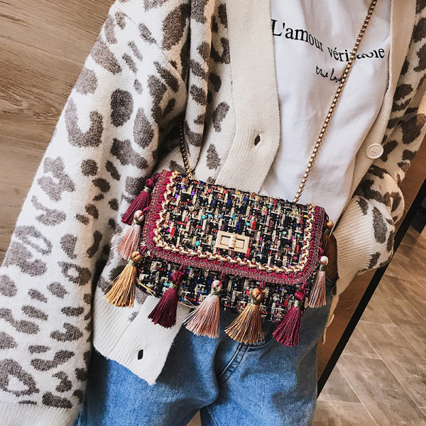 Moderna sieviešu soma ar garu metāla rokturi un pušķiem