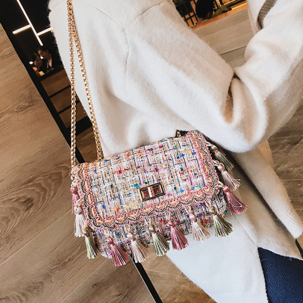 Moderna sieviešu soma ar garu metāla rokturi un pušķiem