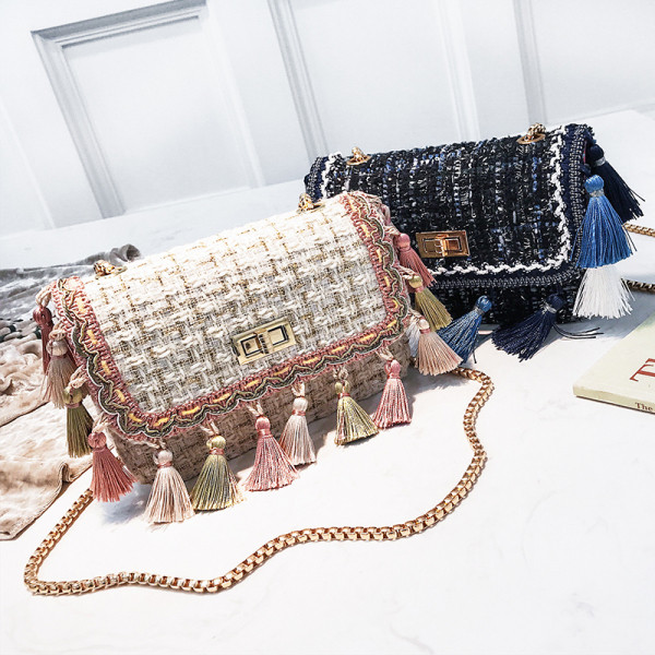 Moderna sieviešu soma ar garu metāla rokturi un pušķiem