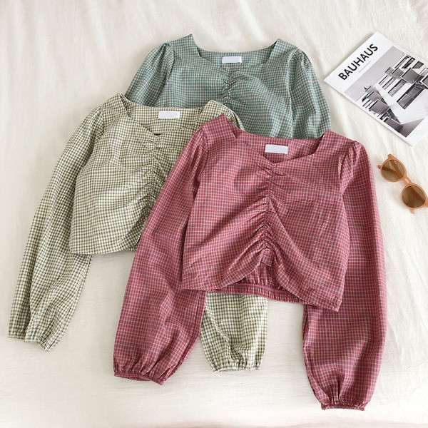 Rūtains sieviešu krekls ar platām piedurknēm un špica kakla izgriezumu