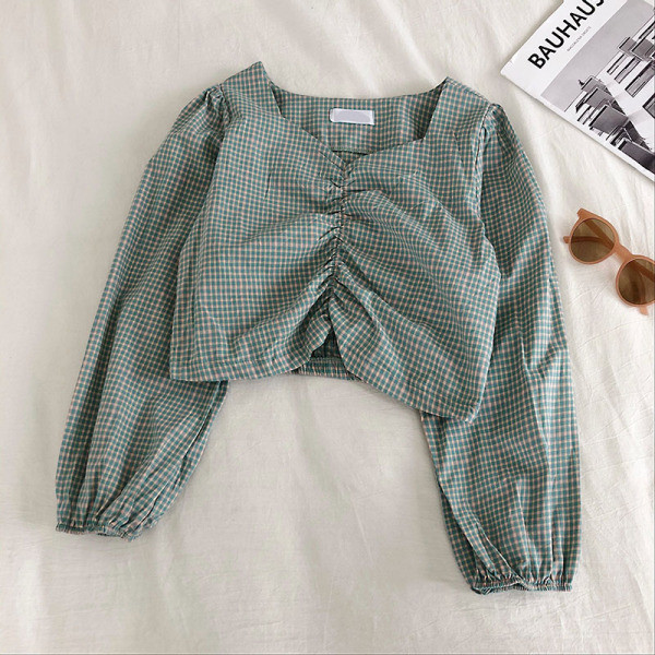 Rūtains sieviešu krekls ar platām piedurknēm un špica kakla izgriezumu