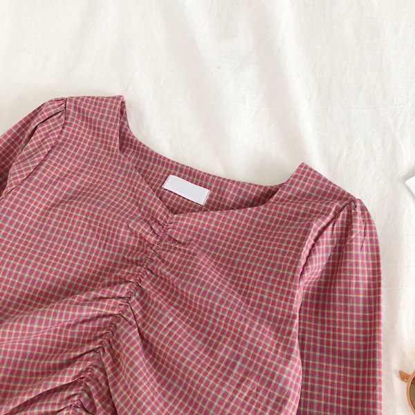 Rūtains sieviešu krekls ar platām piedurknēm un špica kakla izgriezumu