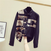 Juodi moteriški marškiniai su klasikine apykakle, ilgomis rankovėmis ir spalvotu raštu