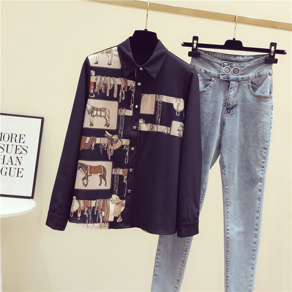 Juodi moteriški marškiniai su klasikine apykakle, ilgomis rankovėmis ir spalvotu raštu