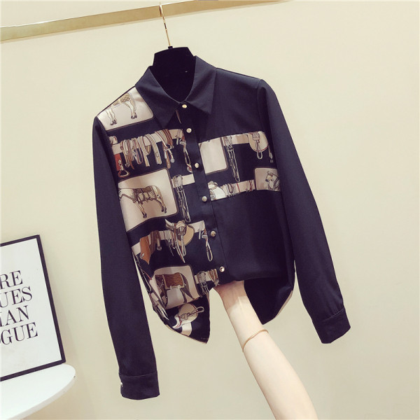 Juodi moteriški marškiniai su klasikine apykakle, ilgomis rankovėmis ir spalvotu raštu