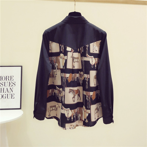 Juodi moteriški marškiniai su klasikine apykakle, ilgomis rankovėmis ir spalvotu raštu