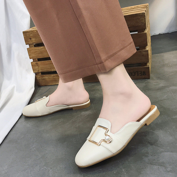 Jauns sieviešu ādas čību modelis ar sprādzi un rotājumu - pērle