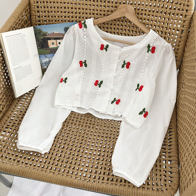 Modernūs moteriški marškiniai su apvalia iškirpte ir siuvinėjimais