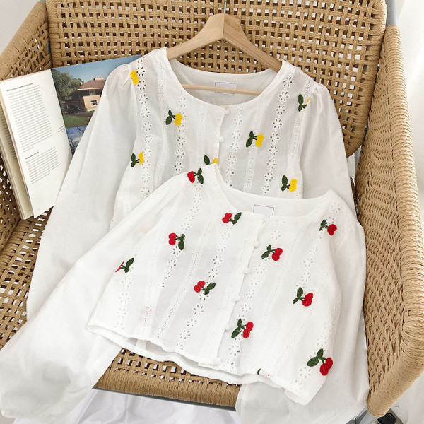 Modernūs moteriški marškiniai su apvalia iškirpte ir siuvinėjimais