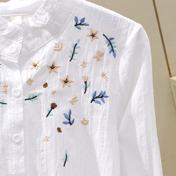 Moteriški laisvalaikio marškiniai su apvalia iškirpte ir siuvinėjimais