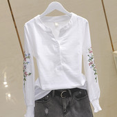 Lezser női blúz spitz nyakkivágással és hímzéssel az ujjain