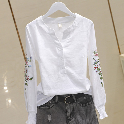 Lezser női blúz spitz nyakkivágással és hímzéssel az ujjain