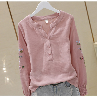 Lezser női blúz spitz nyakkivágással és hímzéssel az ujjain