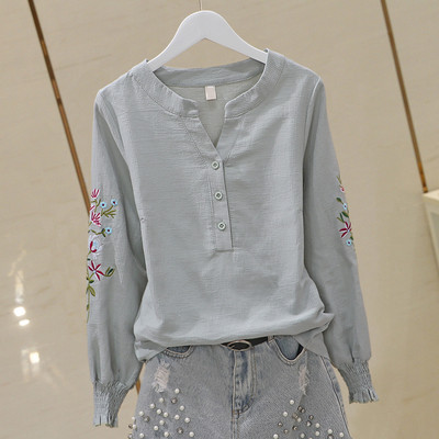 Lezser női blúz spitz nyakkivágással és hímzéssel az ujjain