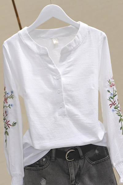 Lezser női blúz spitz nyakkivágással és hímzéssel az ujjain