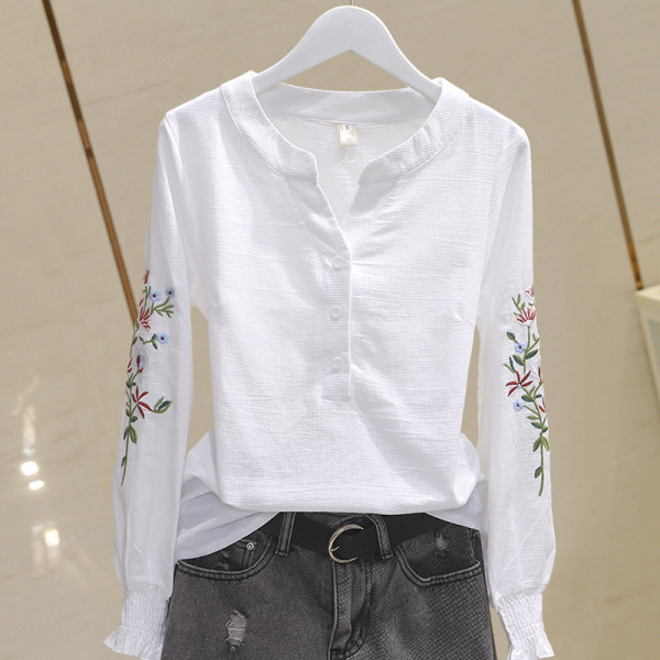 Lezser női blúz spitz nyakkivágással és hímzéssel az ujjain