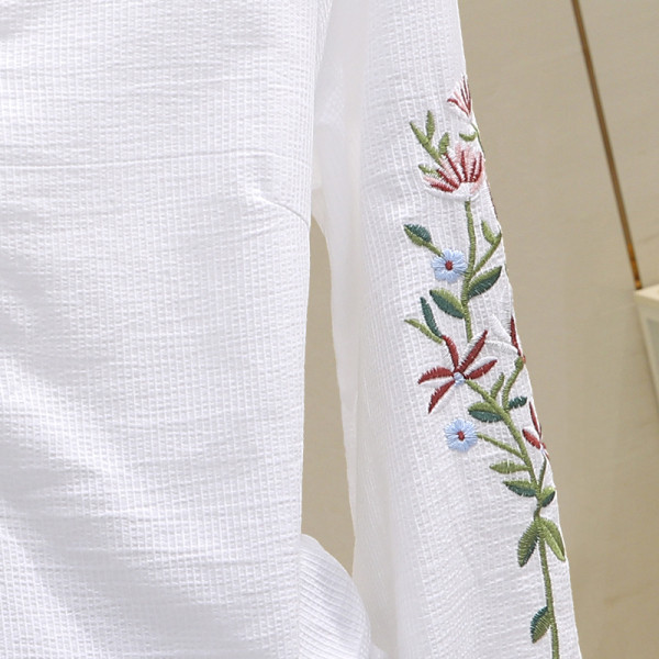 Lezser női blúz spitz nyakkivágással és hímzéssel az ujjain