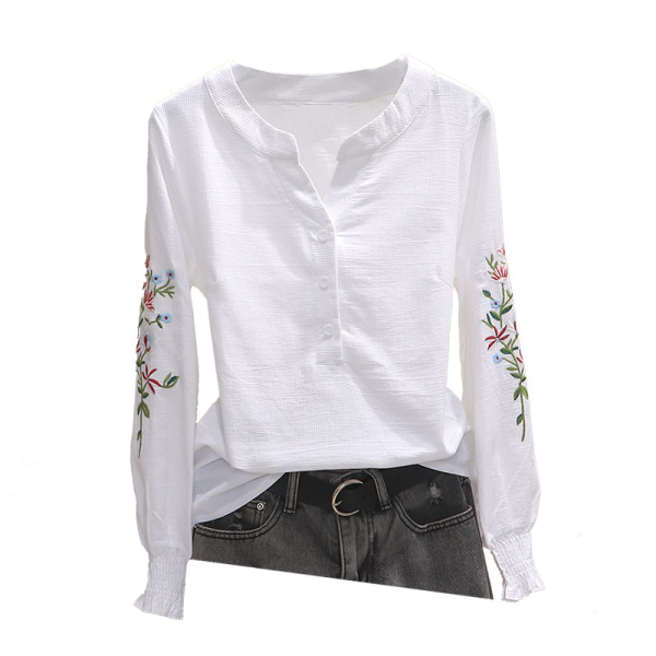 Lezser női blúz spitz nyakkivágással és hímzéssel az ujjain