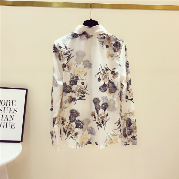 Aktuāls sieviešu krekls ar klasisku apkakli, garām piedurknēm un krāsainu rakstu