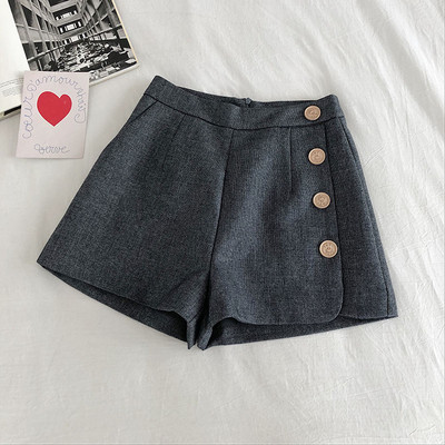 Moteriškų šortų platus modelis su sagomis