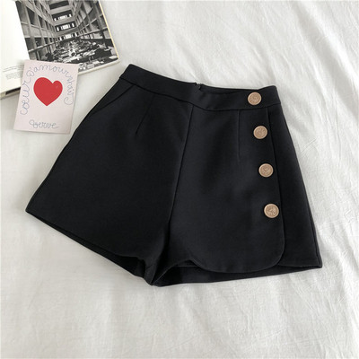 Moteriškų šortų platus modelis su sagomis