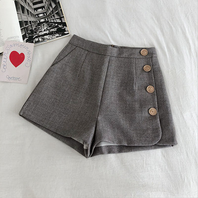 Moteriškų šortų platus modelis su sagomis