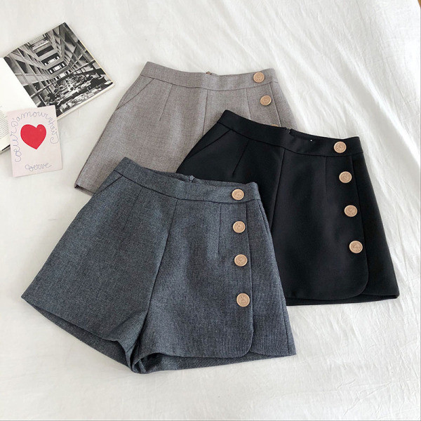 Moteriškų šortų platus modelis su sagomis