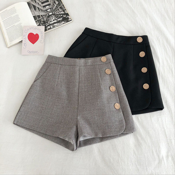 Moteriškų šortų platus modelis su sagomis