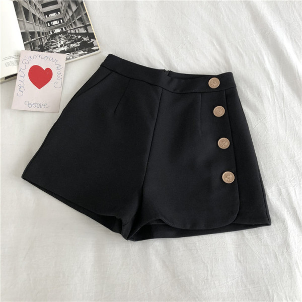 Moteriškų šortų platus modelis su sagomis