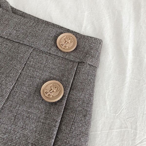 Moteriškų šortų platus modelis su sagomis