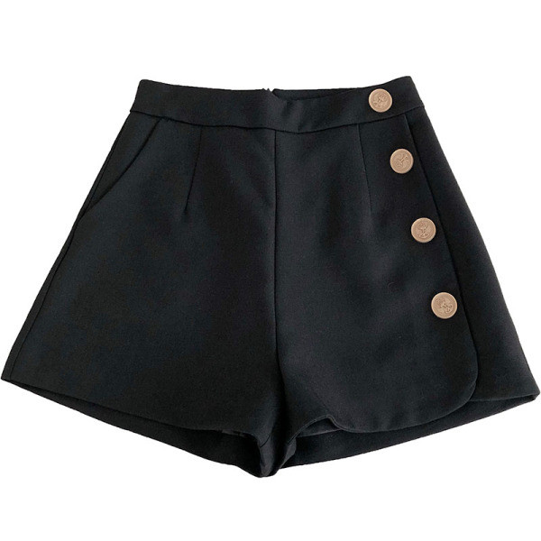 Moteriškų šortų platus modelis su sagomis