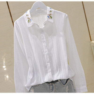 Sieviešu krekla klasisks modelis ar izšuvumu uz apkakles