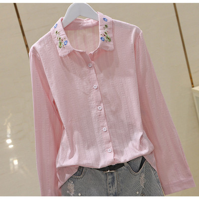 Sieviešu krekla klasisks modelis ar izšuvumu uz apkakles