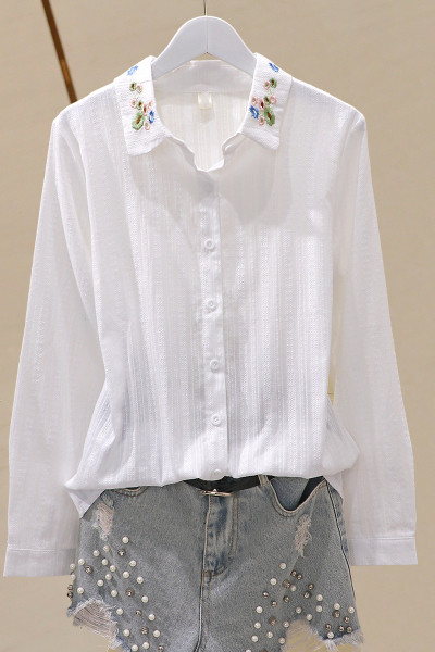 Sieviešu krekla klasisks modelis ar izšuvumu uz apkakles