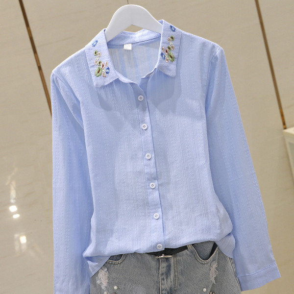 Sieviešu krekla klasisks modelis ar izšuvumu uz apkakles